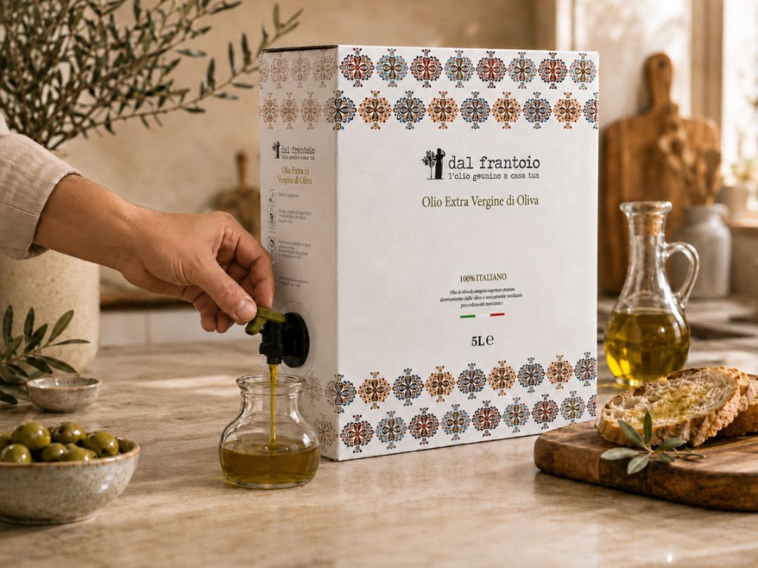 Una mano apre il rubinetto della Bag-in-Box e versa l’olio in una piccola brocca
